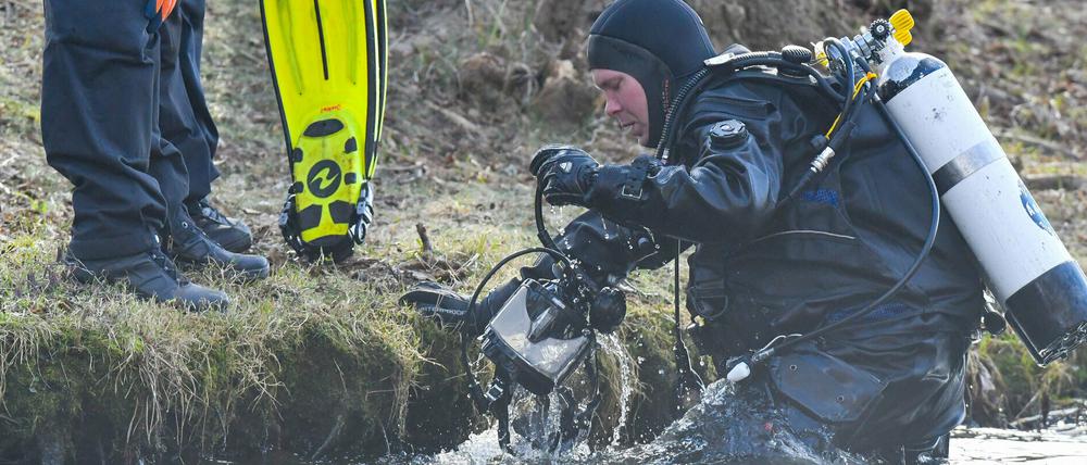 Ein Polizeitaucher im Storkower See nahe der Mündung in den Wolziger See im Landkreis Dahme-Spreewald.
