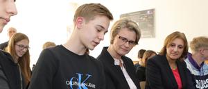 Bundesbildungsministerin Anja Karliczek (CDU, M.) und Landesbildungsministerin Britta Ernst (SPD, r.).