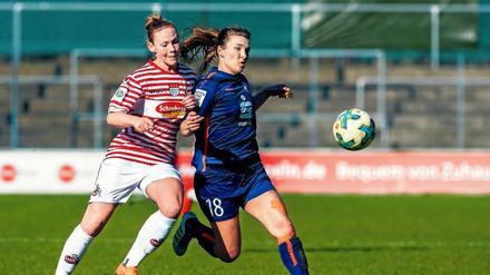 In der 2. Bundesliga treffen Zweitvertretungen von Erstligisten wie Turbine Potsdam (Katja Orschmann, r.) auf die ersten Frauenmannschaften anderer Clubs wie den 1. FC Köln (Theresa Gosch).