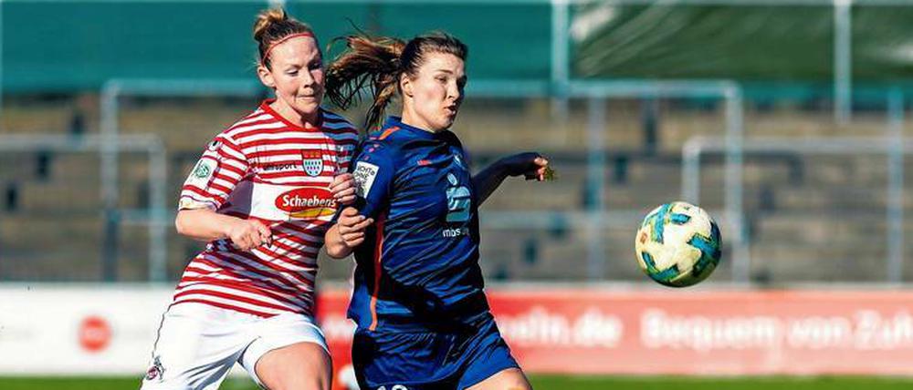 In der 2. Bundesliga treffen Zweitvertretungen von Erstligisten wie Turbine Potsdam (Katja Orschmann, r.) auf die ersten Frauenmannschaften anderer Clubs wie den 1. FC Köln (Theresa Gosch).