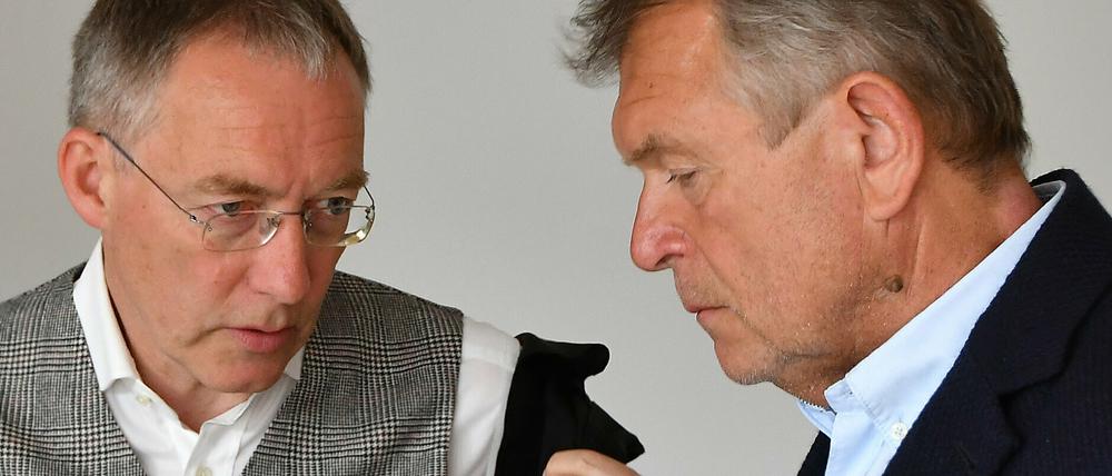 Victor Stimming (r), ehemaliger Präsident der IHK Potsdam, mit seinem Anwalt Robert Unger.