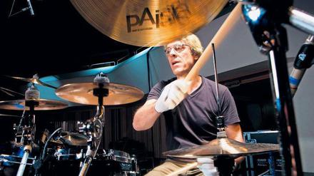 An seinem Instrument: The-Police-Schlagzeuger Stewart Copeland.