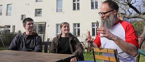 Matthias Zimmermann, Madaida Lemke und Sebastian Könitz (v.l.) wollen gemeinsam mit ihren Nachbarn das Haus kaufen. 