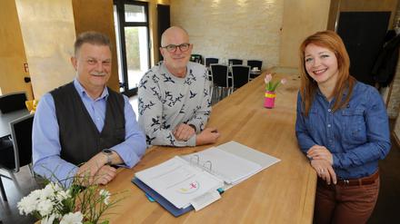 Gerd-Ronald Machner, der sich um den Treff kümmern wird, Michael Hustig und Janette Schwericke (v.l.n.r.) freuen sich schon auf die Veranstaltungen im neuen Gemeindezentrum in Saarmund.