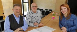 Gerd-Ronald Machner, der sich um den Treff kümmern wird, Michael Hustig und Janette Schwericke (v.l.n.r.) freuen sich schon auf die Veranstaltungen im neuen Gemeindezentrum in Saarmund.