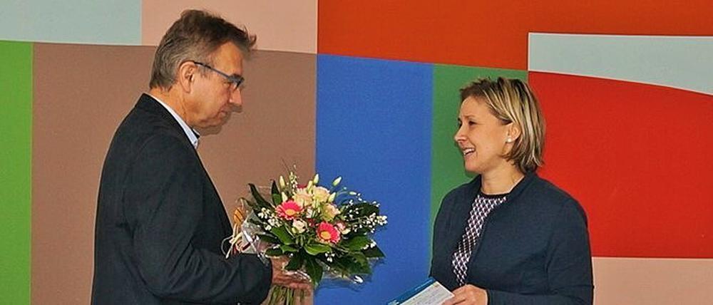 Übergabe des Staffelstabs. Dajana Pefestorff folgt im Brandenburger Kanuverband auf Michael Schröder.