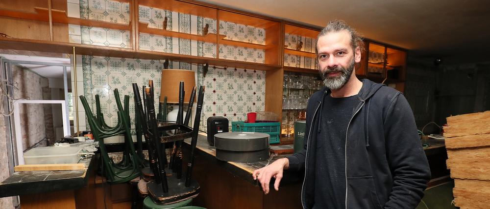 Noch herrscht Chaos. Barinhaber Alexander Michel ist gerade mit vielen Helfern dabei, das Rückholz in der Sellostraße nach einem Wasserschaden zu renovieren. Künftig soll es in der Bar einige Neuerungen geben.