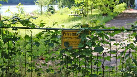 Gesperrter Uferweg am Griebnitzsee.