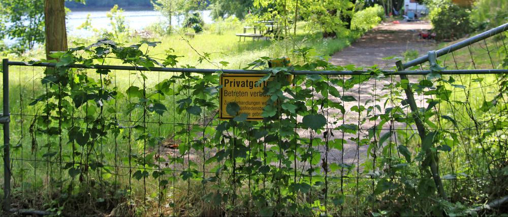 Gesperrter Uferweg am Griebnitzsee.