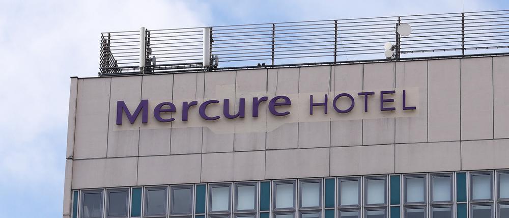 Schmaler, dunkler - und nicht mehr leuchtend: So sieht der neue Schriftzug am Hotel Mercure aus.