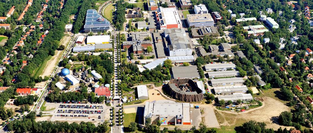 Die Metropolis-Halle und der Vulkan (u.M.) sollen im Hotel- und Kongresszentrum verschwinden, links davon sind Wohnhäuser geplant.