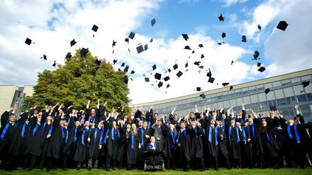 Absolventen des Potsdamer Hasso-Plattner-Instituts feiern ihren Abschluss im Informatikfach IT-Systems Engineering.