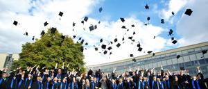 Absolventen des Potsdamer Hasso-Plattner-Instituts feiern ihren Abschluss im Informatikfach IT-Systems Engineering.