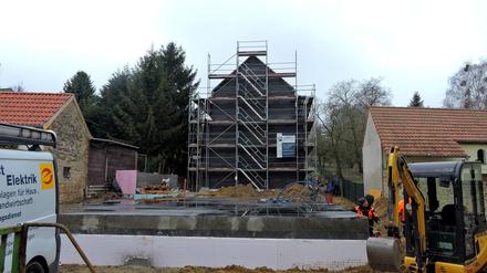 Schnell hochgezogen. Mit dem Bau des hinteren dreistöckigen Hauses ist im Februar begonnen worden. Davor liegt das Fundament für das zweite Haus. Auf dem 15 mal 39 Meter großen Grundstück entstehen sechs Mietwohnungen.