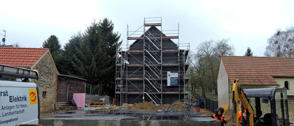 Schnell hochgezogen. Mit dem Bau des hinteren dreistöckigen Hauses ist im Februar begonnen worden. Davor liegt das Fundament für das zweite Haus. Auf dem 15 mal 39 Meter großen Grundstück entstehen sechs Mietwohnungen.