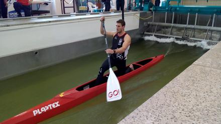 Gegen den Strom. Sebastian Brendel durfte als Erster in den sanierten Kanal.