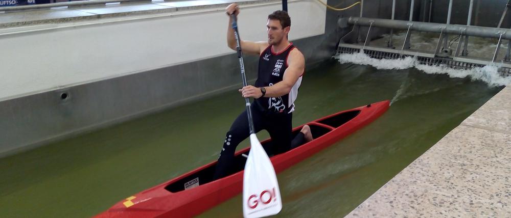 Gegen den Strom. Sebastian Brendel durfte als Erster in den sanierten Kanal.