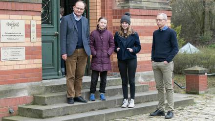 Die Umweltaktivistinnen Greta Thunberg (2.v.l) und Luisa Neubauer werden von den Wissenschaftlern Ottmar Edenhofer und Johan Rockström (r) im Potsdam-Institut für Klimafolgenforschung begrüsst.