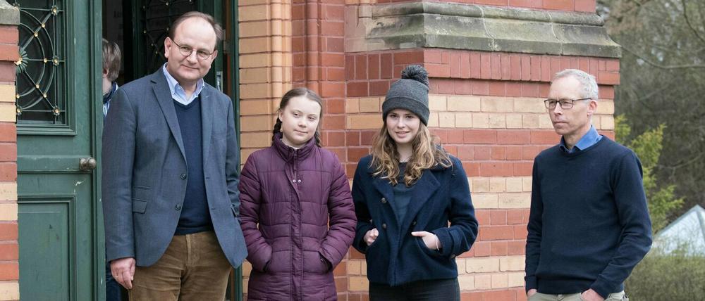 Die Umweltaktivistinnen Greta Thunberg (2.v.l) und Luisa Neubauer werden von den Wissenschaftlern Ottmar Edenhofer und Johan Rockström (r) im Potsdam-Institut für Klimafolgenforschung begrüsst.
