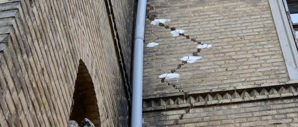 Deutliche Risse sind in der Fassade der Villa Tummeley erkennbar.