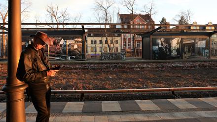 Der einstige Bahnsteig, an dem die Stammbahn-Züge abfuhren, ist vom S-Bahnsteig in Zehlendorf aus noch gut zu sehen.