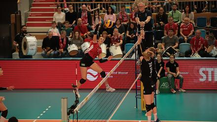 Hoch hinaus. Eva Hodanova (l.) hat mit dem SCP den ersten Schritt Richtung Halbfinale geschafft.