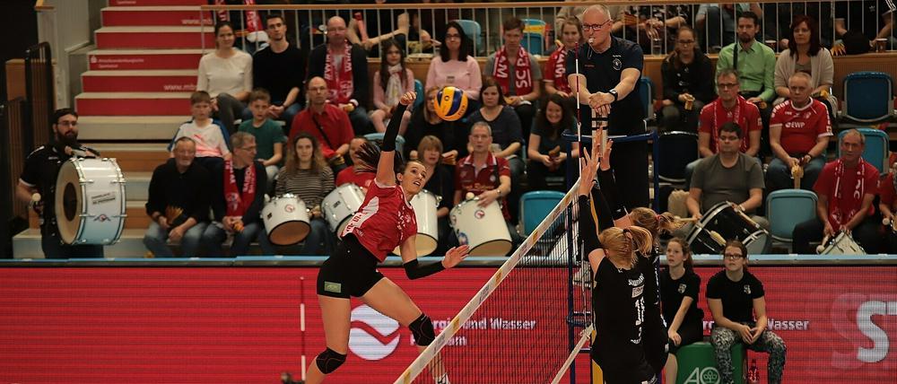 Hoch hinaus. Eva Hodanova (l.) hat mit dem SCP den ersten Schritt Richtung Halbfinale geschafft.
