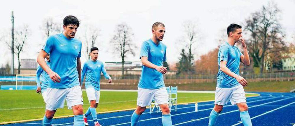 Kommen und gehen. Viktoria-Spieler hatten die Wahl, den insolventen Verein zu verlassen oder zu bleiben. 