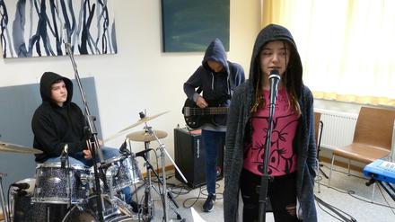 Einen Namen hat die Band, in der auch Florian, Lucy und Natella (v.l.) spielen und singen, noch nicht. Aber der Text steht, die Siebtklässler haben ihn beim Projekt Jammboxx selbst geschrieben, und die Melodie dazu komponiert. Einmal pro Woche üben sie, am Ende des Halbjahrs wird eine CD aufgenommen.