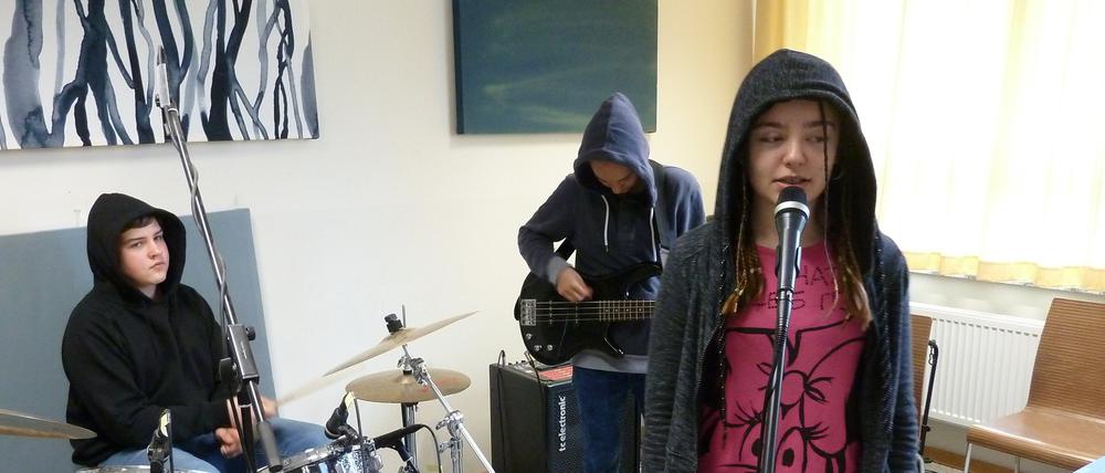Einen Namen hat die Band, in der auch Florian, Lucy und Natella (v.l.) spielen und singen, noch nicht. Aber der Text steht, die Siebtklässler haben ihn beim Projekt Jammboxx selbst geschrieben, und die Melodie dazu komponiert. Einmal pro Woche üben sie, am Ende des Halbjahrs wird eine CD aufgenommen.