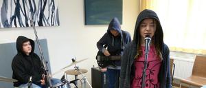 Einen Namen hat die Band, in der auch Florian, Lucy und Natella (v.l.) spielen und singen, noch nicht. Aber der Text steht, die Siebtklässler haben ihn beim Projekt Jammboxx selbst geschrieben, und die Melodie dazu komponiert. Einmal pro Woche üben sie, am Ende des Halbjahrs wird eine CD aufgenommen.