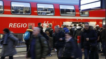 Künftig öfter unterwegs? Der RE1, hier am Potsdamer Hauptbahnhof, soll nach dem Willen einer Expertengruppe der Grünen künftig im 15-Minuten-Takt fahren. Dafür würden Direktverbindungen von Golm in die Berliner Innenstadt wegfallen. Auch von Michendorf aus soll es laut dem Grünen-Konzept einen 15-Minuten-Takt bis Wannsee geben.