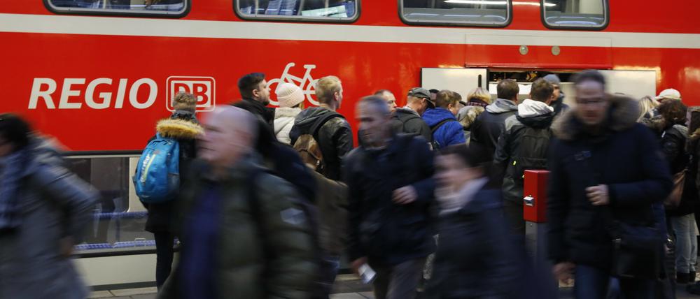 Künftig öfter unterwegs? Der RE1, hier am Potsdamer Hauptbahnhof, soll nach dem Willen einer Expertengruppe der Grünen künftig im 15-Minuten-Takt fahren. Dafür würden Direktverbindungen von Golm in die Berliner Innenstadt wegfallen. Auch von Michendorf aus soll es laut dem Grünen-Konzept einen 15-Minuten-Takt bis Wannsee geben.
