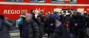Künftig öfter unterwegs? Der RE1, hier am Potsdamer Hauptbahnhof, soll nach dem Willen einer Expertengruppe der Grünen künftig im 15-Minuten-Takt fahren. Dafür würden Direktverbindungen von Golm in die Berliner Innenstadt wegfallen. Auch von Michendorf aus soll es laut dem Grünen-Konzept einen 15-Minuten-Takt bis Wannsee geben.