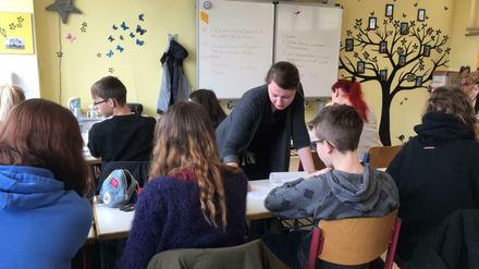 In Nauen hat die Arbeit am "Schulhausroman" mit der Potsdamer Schriftstellerin Paula von Fürstenberg (M.) im März begonnen. Jetzt folgt auch die Potsdamer Fontane-Oberschule.