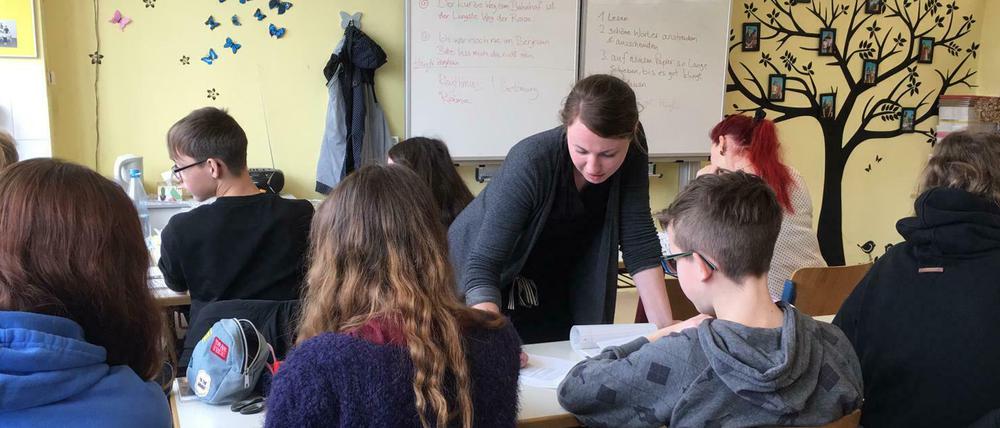 In Nauen hat die Arbeit am "Schulhausroman" mit der Potsdamer Schriftstellerin Paula von Fürstenberg (M.) im März begonnen. Jetzt folgt auch die Potsdamer Fontane-Oberschule.