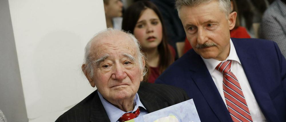 Roman R. Kent (links) und Brandenburgs Innenminister Karl-Heinz Schröter (SPD).