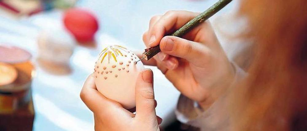 Im Volkspark können Kinder Eier mit Wachstechnik bemalen.