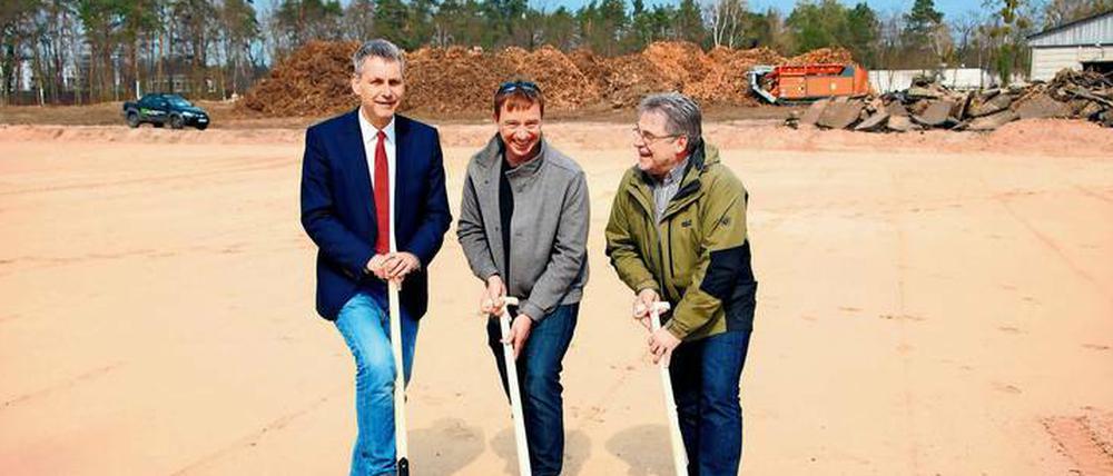 Kleinmachnows Bürgermeister Michael Grubert (SPD), Architekt Marcel Adams und Eintracht-Chef Michael Grunwaldt (von links) setzten den ersten Spatenstich.