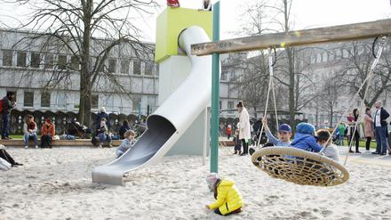 Kinder auf dem neuen Spielplatz.