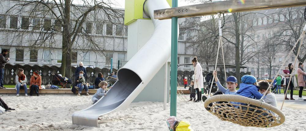 Kinder auf dem neuen Spielplatz.