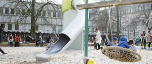 Kinder auf dem neuen Spielplatz.