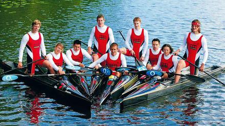 Damals war’s. 2005 ragte Sebastian Brendel (4. v. l) als Doppel-Weltmeister aus der starken Potsdamer Juniorenflotte heraus. Das schwarze Boot, mit dem er zu Gold fuhr, ist nun auf São Tomé und Príncipe im Einsatz. Außerdem auf dem Bild: Kurt Kuschela und Franziska Weber (1. u. 2. v. l.), die später ebenfalls Olympiasiege erkämpften.