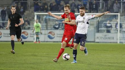 Harter Fight. Tom Nattermann (r.) lieferte sich mit dem SV Babelsberg 03 ein intensives Ringen gegen die Berliner Viktoria. 