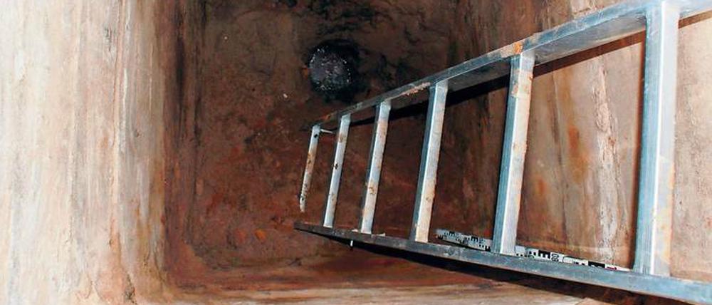 In dieser mit Betonteilen und Steinen zugeschütteten Jauchegrube in Fürstenwalde wurden 2011 die sterblichen Überreste der jungen Frau entdeckt. 