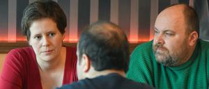 Anna Claßen und Thomas Janoschka (r.) sprechen mit einem Iraner, der sich vor drohender Abschiebung versteckt.