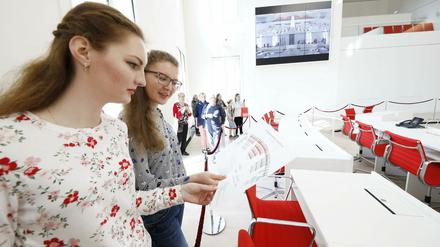 Zwei junge Besucherinnen beim Tag der offenen Tür im Landtag. 