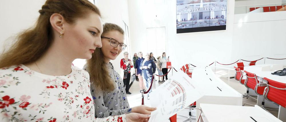 Zwei junge Besucherinnen beim Tag der offenen Tür im Landtag. 