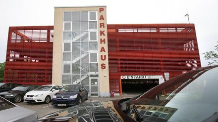 Das Parkhaus am Werderaner Bahnhof.