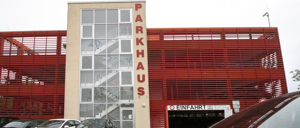 Das Parkhaus am Werderaner Bahnhof.